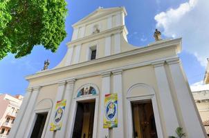 a catedral de san juan bautista é uma catedral católica romana na velha san juan, porto rico. esta igreja foi construída em 1521 e é a igreja mais antiga dos estados unidos. foto