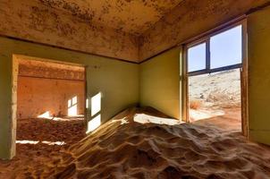 cidade fantasma kolmanskop, namíbia foto