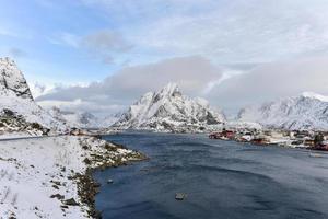 fundo de inverno de montanha em reine, ilhas lofoten, noruega foto