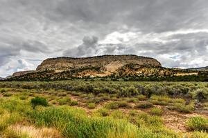 formações rochosas ao longo da johnson canyon road em utah, eua. foto