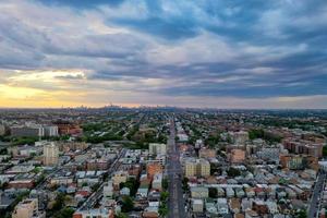 trilhos do metrô ao longo do sul do brooklyn, servindo coney island, brighton beach, ocean parkway e sheepshead bay. foto