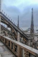 catedral de milão, duomo di milano, uma das maiores igrejas do mundo, na praça piazza duomo, no centro da cidade de milão, na itália. foto