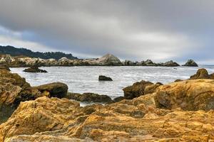 Weston Beach, na reserva natural do estado de Point Lobos, ao sul de Carmel-by-the-Sea, Califórnia, Estados Unidos, e no extremo norte da Big Sur Coast do Oceano Pacífico foto