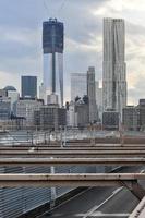 vista do horizonte de nyc da ponte de brooklyn no verão. foto