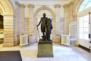 cidade de nova york - 29 de março de 2017 - monumento de george washington na prefeitura de nova york, sede do governo de nyc, localizado no centro do city hall park em manhattan inferior. foto