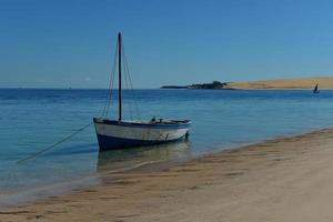 barco nas margens da ilha de bazaruto, moçambique foto