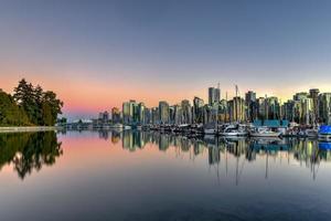 horizonte do centro de vancouver ao entardecer de stanley park, canadá. foto