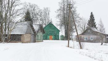 paisagem da aldeia rural letã em latgale no inverno foto