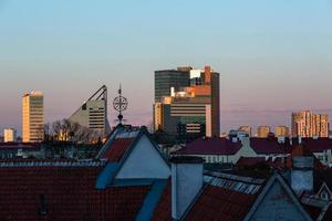 cidade velha de tallinn na noite de verão foto