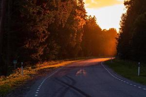 estrada secundária cegada pelo sol foto