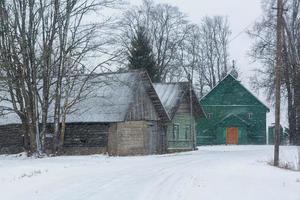 paisagem da aldeia rural letã em latgale no inverno foto
