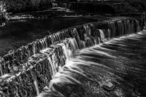 cachoeira treppoja em preto e branco foto