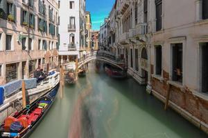 arquitetura ao longo dos muitos canais de veneza, itália. foto