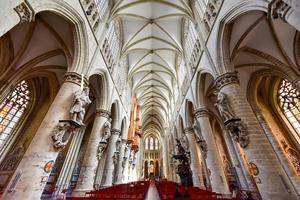 interior de st. miguel e st. catedral gudula em bruxelas, bélgica, 2022 foto