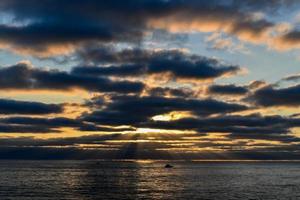 pôr do sol no cais da praia do oceano em san diego, califórnia. foto