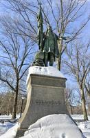 estátua de christopher columbus no central park, nova york city, de 1892 no inverno. foto