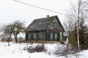 paisagem da aldeia rural letã em latgale no inverno foto