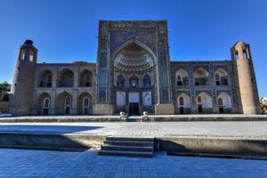 madrasah de abdulaziz khan - madrasah em bucara, em homenagem ao governante ashtarkhanid de abdulaziz khan. foto