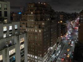 vista aérea dos escritórios do centro de manhattan, nova york à noite. foto