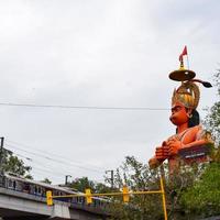 grande estátua do senhor hanuman perto da ponte do metrô de delhi situada perto de karol bagh, delhi, índia, senhor hanuman grande estátua tocando o céu foto