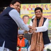 nova delhi, índia - 27 de novembro de 2022 - ministro do gabinete piyush goyal e membro central do partido bharatiya janata bjp durante uma manifestação em apoio ao candidato do bjp antes das eleições locais do mcd 2022 foto