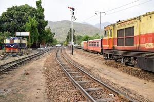 kalka, haryana, índia 14 de maio de 2022 - motor de locomotiva diesel de trem de brinquedo indiano na estação ferroviária de kalka durante o dia, motor de locomotiva diesel de trem de brinquedo kalka shimla foto