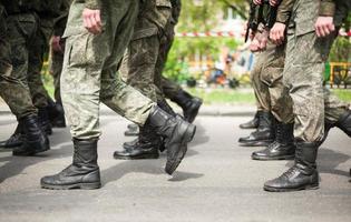 soldados marchando em botas militares foto