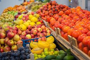 mercado de frutas com várias frutas e legumes frescos coloridos foto