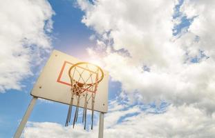 cesta de basquete, contra o céu azul foto