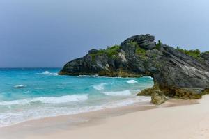 águas claras e areia rosa da praia Jobson Cove, nas Bermudas. foto