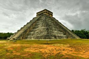 pirâmide de kukulkan em chichen itza, a antiga cidade maia na região de yucatan, no méxico. foto