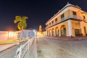 palacio brunet ao longo da plaza mayor no centro de trinidad, cuba, um patrimônio mundial da unesco. foto