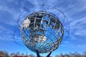 flushing, nova york - 21 de abril de 2018 - o icônico unisphere em flushing meadows corona park em queens, nyc. a estrutura de 12 andares foi encomendada para a feira mundial de nyc de 1964. foto