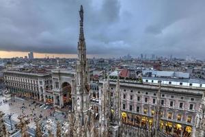 catedral de milão, duomo di milano, uma das maiores igrejas do mundo, na praça piazza duomo, no centro da cidade de milão, na itália. foto