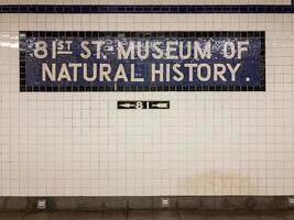 cidade de nova york - 8 de junho de 2018 - parada da estação de metrô 81st street museum of natural history na cidade de nova york. foto