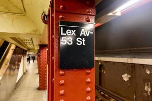 cidade de nova york - 24 de janeiro de 2016 - avenida lexington e estação de metrô 53rd street. foto