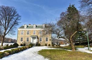 mansão histórica georgiana de 1748 van cortlandt construída em pedra de campo revestida com telhado de duas águas no bronx, nova york foto