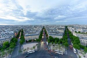 vista do horizonte da cidade de paris à distância ao entardecer. foto