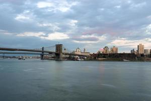 ponte de brooklyn e rio leste foto