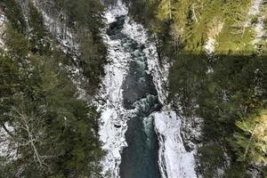 quechee gorge e rio em vermont durante o inverno. foto