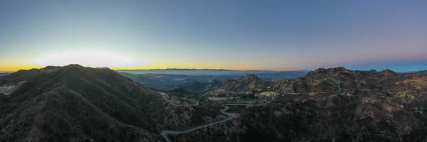 vista panorâmica da famosa estrada mulholland no sul da califórnia ao pôr do sol. foto