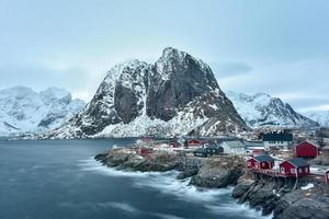 cabana de pesca no pico da montanha hamnoy e lilandstinden no inverno em reine, ilhas lofoten, noruega. foto