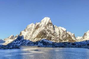 inverno em reine, ilhas lofoten, noruega. foto