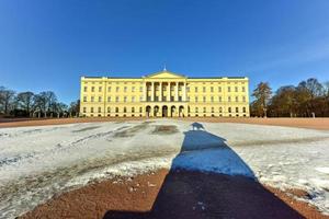 palácio real de oslo. o palácio é a residência oficial do atual monarca norueguês. foto