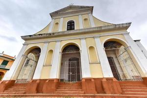 Igreja da Santíssima Trindade em Trinidad, Cuba. a igreja tem fachada neoclássica e é visitada por milhares de turistas todos os anos. foto