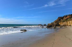 linda e romântica praia do estado de el matador em malibu, sul da califórnia foto