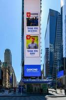 Nova York - 19 de abril de 2020 - uma visão da Times Square depois que a auto-quarentena e o distanciamento social foram implementados na cidade de Nova York para retardar a propagação da pandemia de covid-19. foto