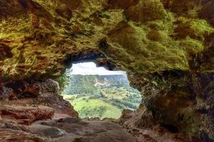 vista através da caverna da janela em arecibo, porto rico. foto