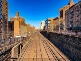 linha ferroviária metro-north em manhattan enquanto eles vão de baixo para cima do solo na rua 97 leste em nova york. foto