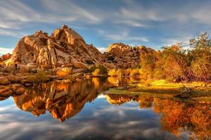 barragem de barker no parque nacional joshua tree à noite ao pôr do sol. foto